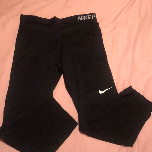 Nike Pants - Nike Pro cropped leggings